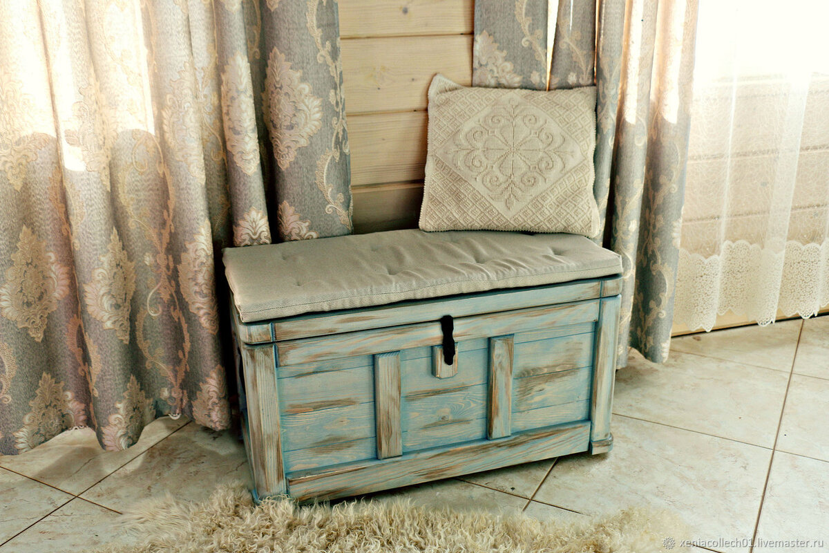 Старинный сундук для хранения одежды в современном интерьере, источник фото: pro-dachnikov.com