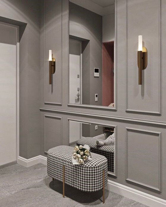 Декор маленькой прихожей. Декор полок в прихожей. Хранение в интерьере. Прихожая интерьер полки. Вертикальная полка в коридор.