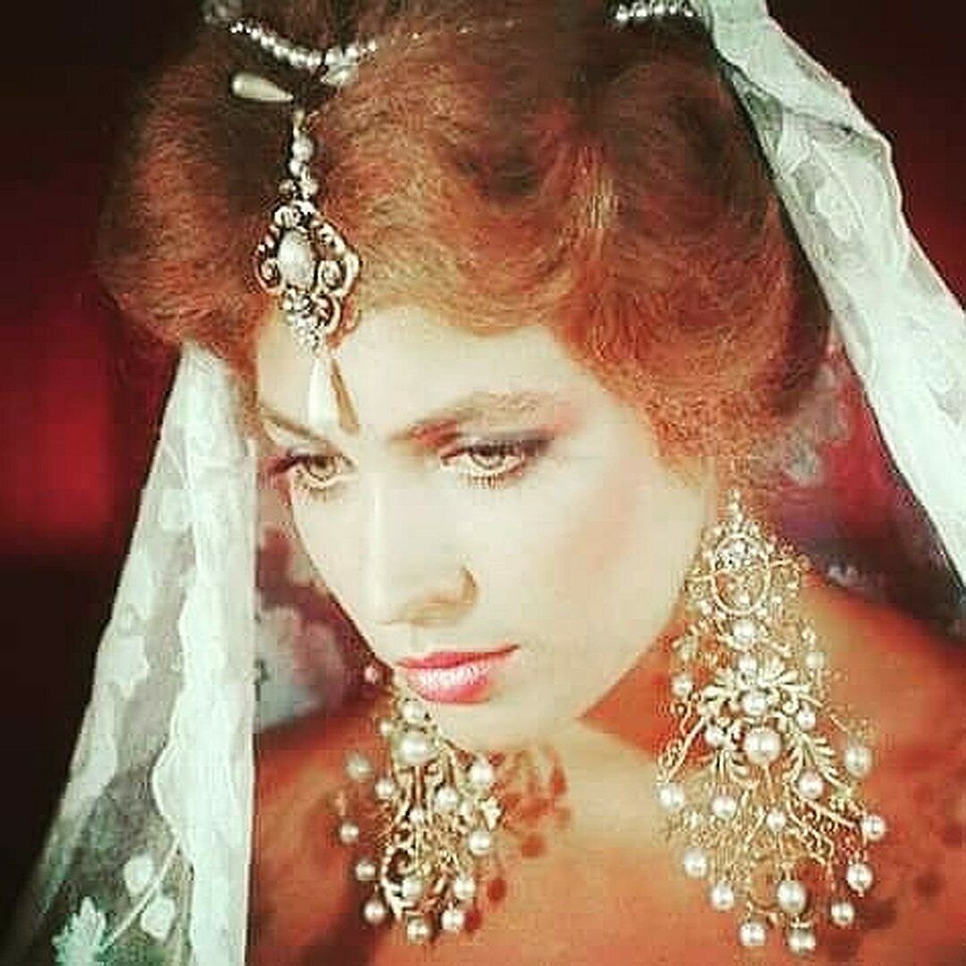 отказ от свадьбы. невеста в загсе. невесты после свадьбы. фамилия мужмарова. невеста подписывает.