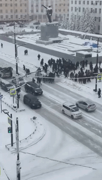В Якутии люди вышли на антимиграционный протест из-за душегубства таджиком местного жителя. Сообщается о около 500 человек, вышедших на площадь.-9