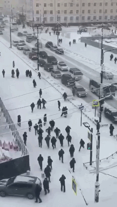В Якутии люди вышли на антимиграционный протест из-за душегубства таджиком местного жителя. Сообщается о около 500 человек, вышедших на площадь.-8