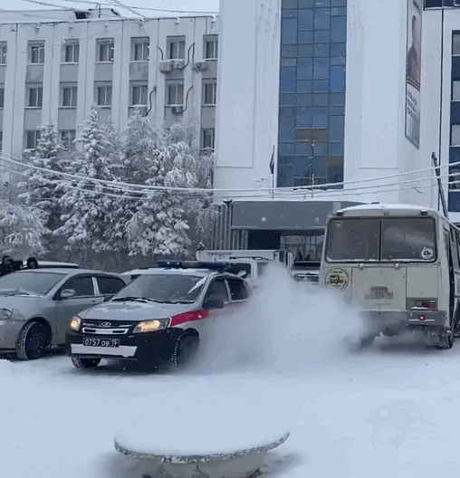 В Якутии люди вышли на антимиграционный протест из-за душегубства таджиком местного жителя. Сообщается о около 500 человек, вышедших на площадь.-7