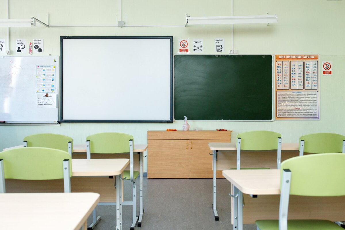    В одной из школ Сургута ученики перед уроками стали сдавать телефоны классному руководителю