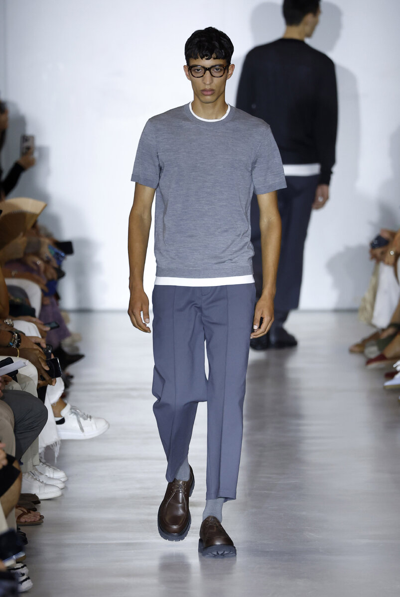 серый цвет в моде. оттенки серого в одежде. самые популярные цвета одежды. модный серый цвет одежды. металлический серый цвет в одежде.