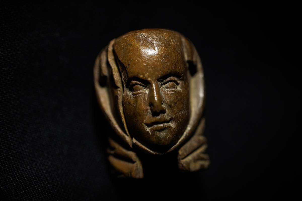 Dan Kitwood / Getty Images📷Деревянная статуэтка, внесенная Британским музеем в программу портативных древностей