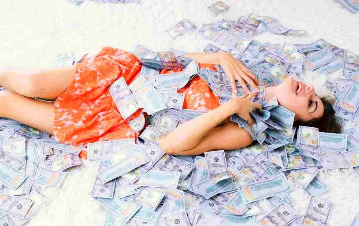 Снится что дают много денег. Девушка с кучей денег. Куча денег на кровати. Девушка в кровати с деньгами. Девушка лежит на куче денег.
