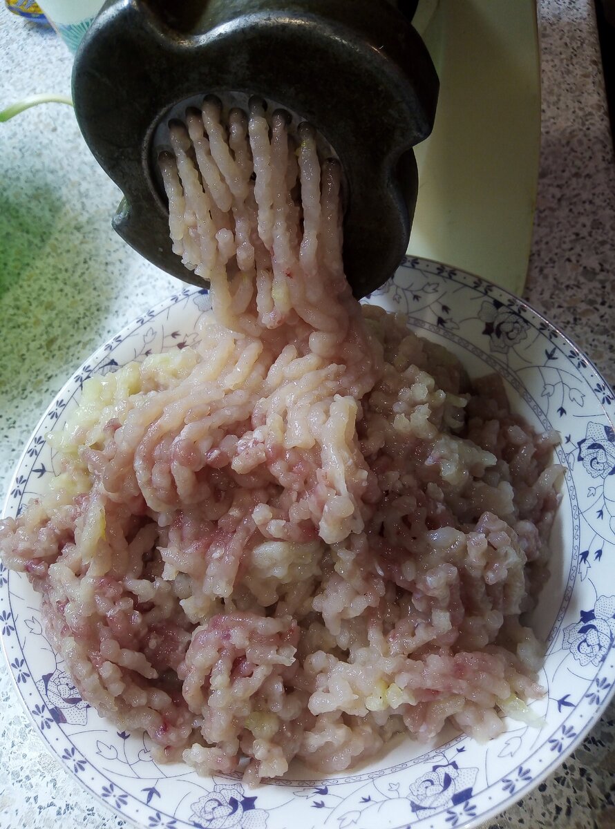 Взбитые яйца с сахаром. Медовая вода с маслом. Соус красный. Столовая ложка с горкой. Добавить 2 ст ложки.