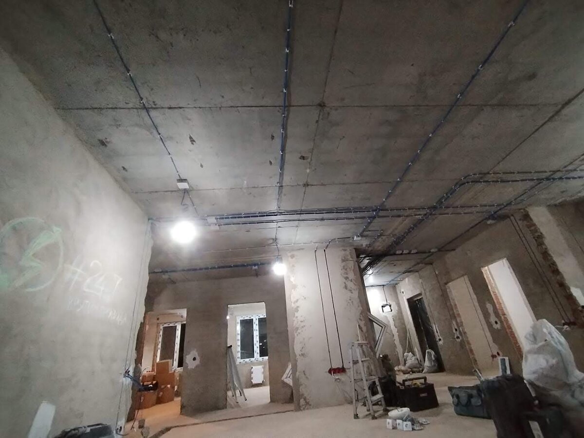 прокладка провода для освещения. монтаж внутренних сетей электроснабжения. электропроводка для точечных светильников. подвесная проводка на потолке. монтаж кабеля освещения.