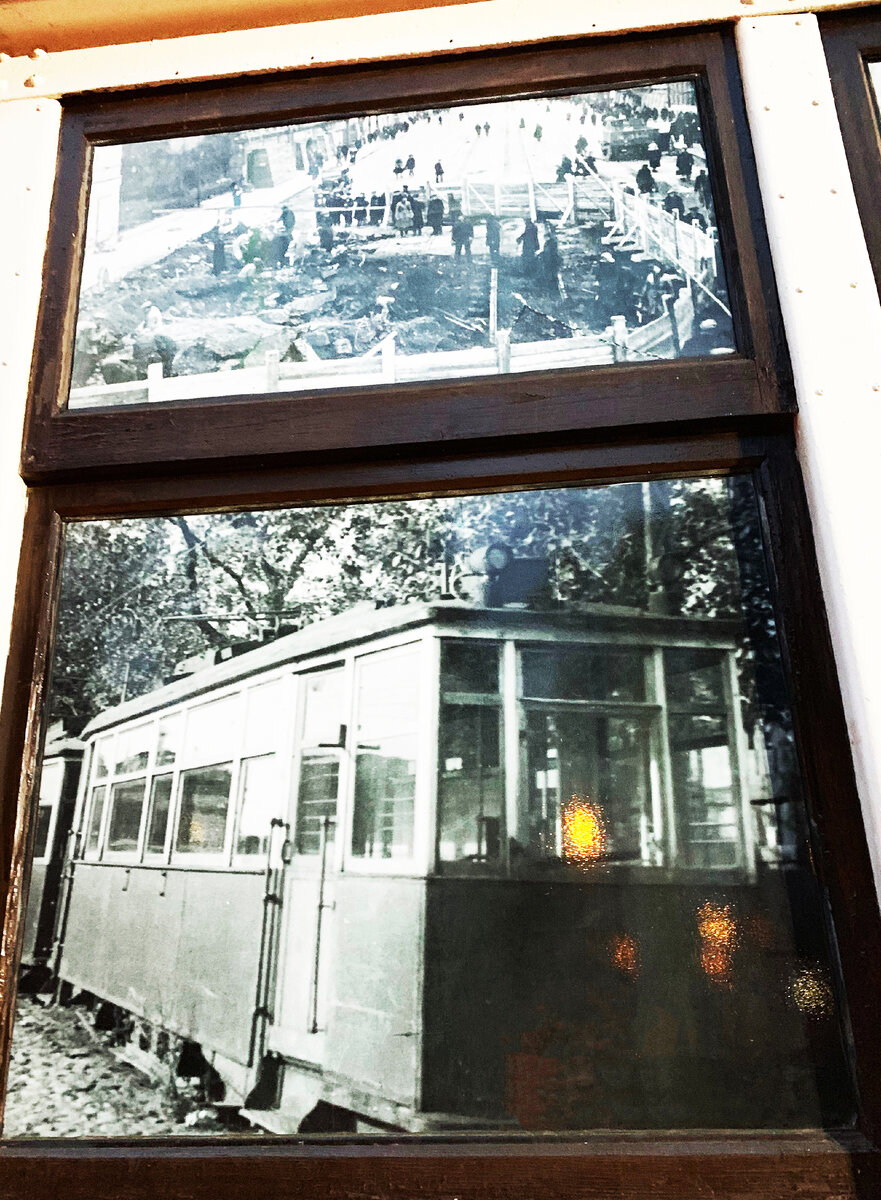 Памятник блокадному трамваю в санкт-петербурге. Памятник блокадному трамваю. Трамвай в автово памятник. Блокадный трамвай на стачек. Ленинградский трамвай 1942.