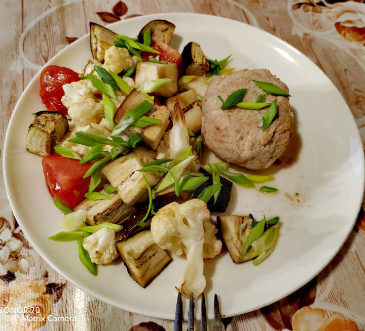 пряное куриное филе. куриная грудка. куриное филе в специях. ккал куриной грудки. филе грудки индейки в духовке.