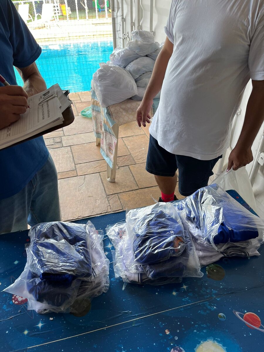 Ученики украшают класса. Деление на четверти в школе фото. Мальчик в школе. Школа 1 класс. Несколько школ.