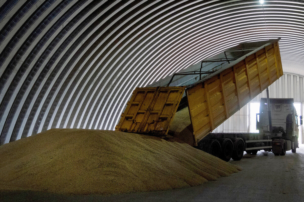 1 5 млн тонн. Выгрузка зерна из автомашин. Хранилище зерна на Украине. Выгружают зерно. Зерно Swift.