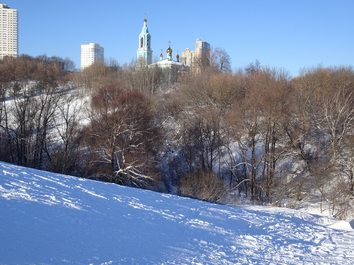 служба в храме крылатское