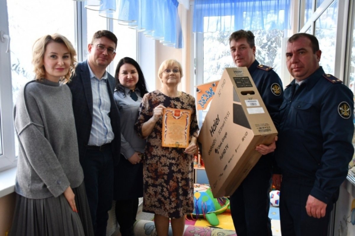    Сотрудники ИК-9 подарили Дому ребёнка телевизор, умную колонку и сладости