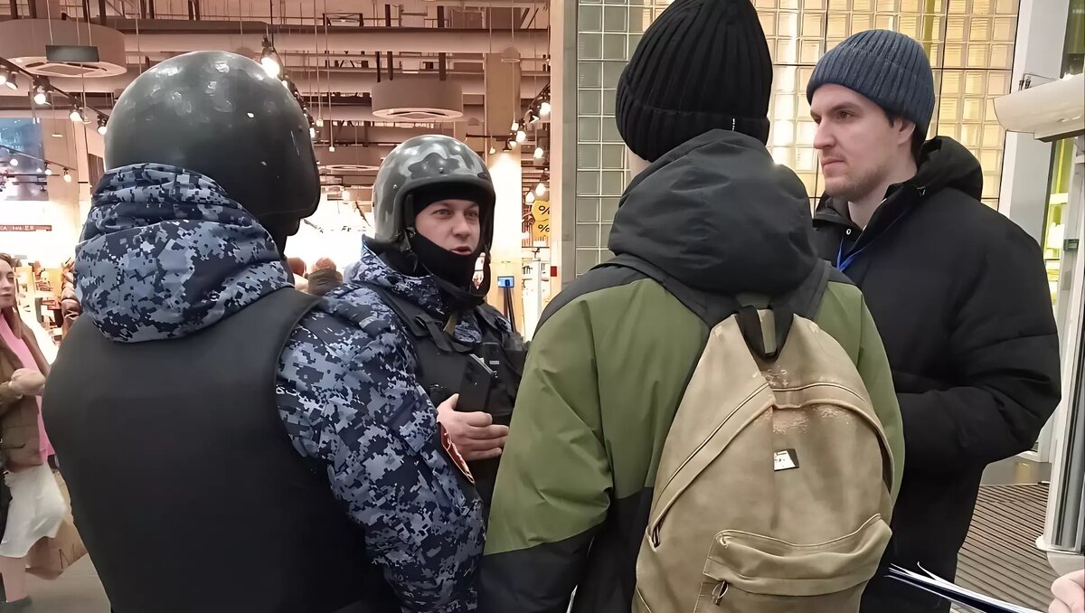     В Красноярске сборщиков подписей за выдвижение Бориса Надеждина на выборы президента выгоняют из торговых центров и даже вызывают Росгвардию. «Проспект Мира» поговорил с красноярским юристом и спросил, законно ли это.