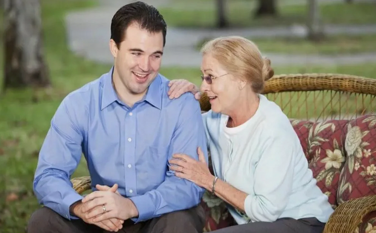 Пожилая женщина в платочке. Краса устами бабули. Старая старушка. Бабушка в платочке. Деревенская бабушка.