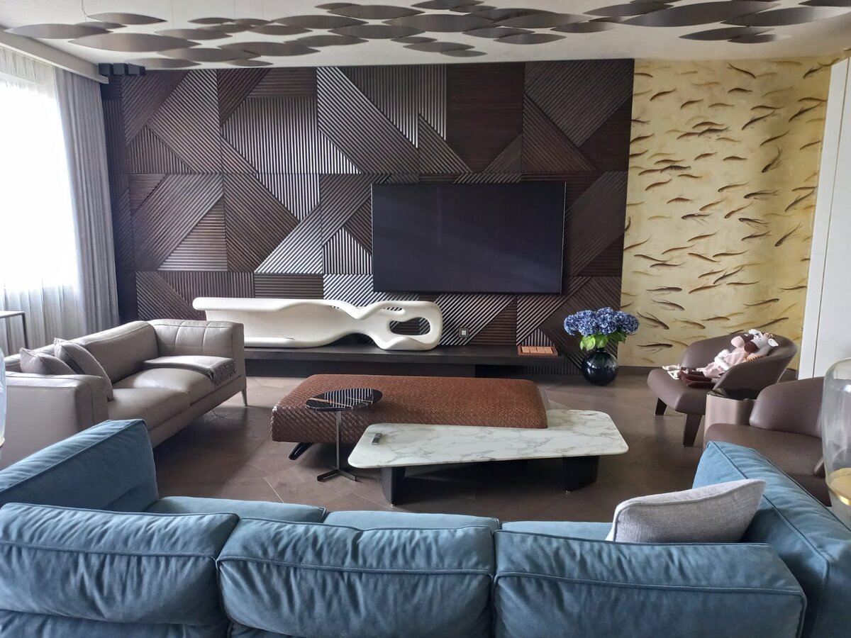 деревянный потолок в кабинете.