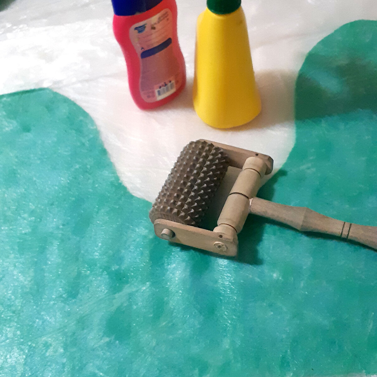 Резинка на шерстяных носках. Носки из разноцветной пряжи. Носки шерстяные куча. Шерстяные носки. Носки детские вязаные.