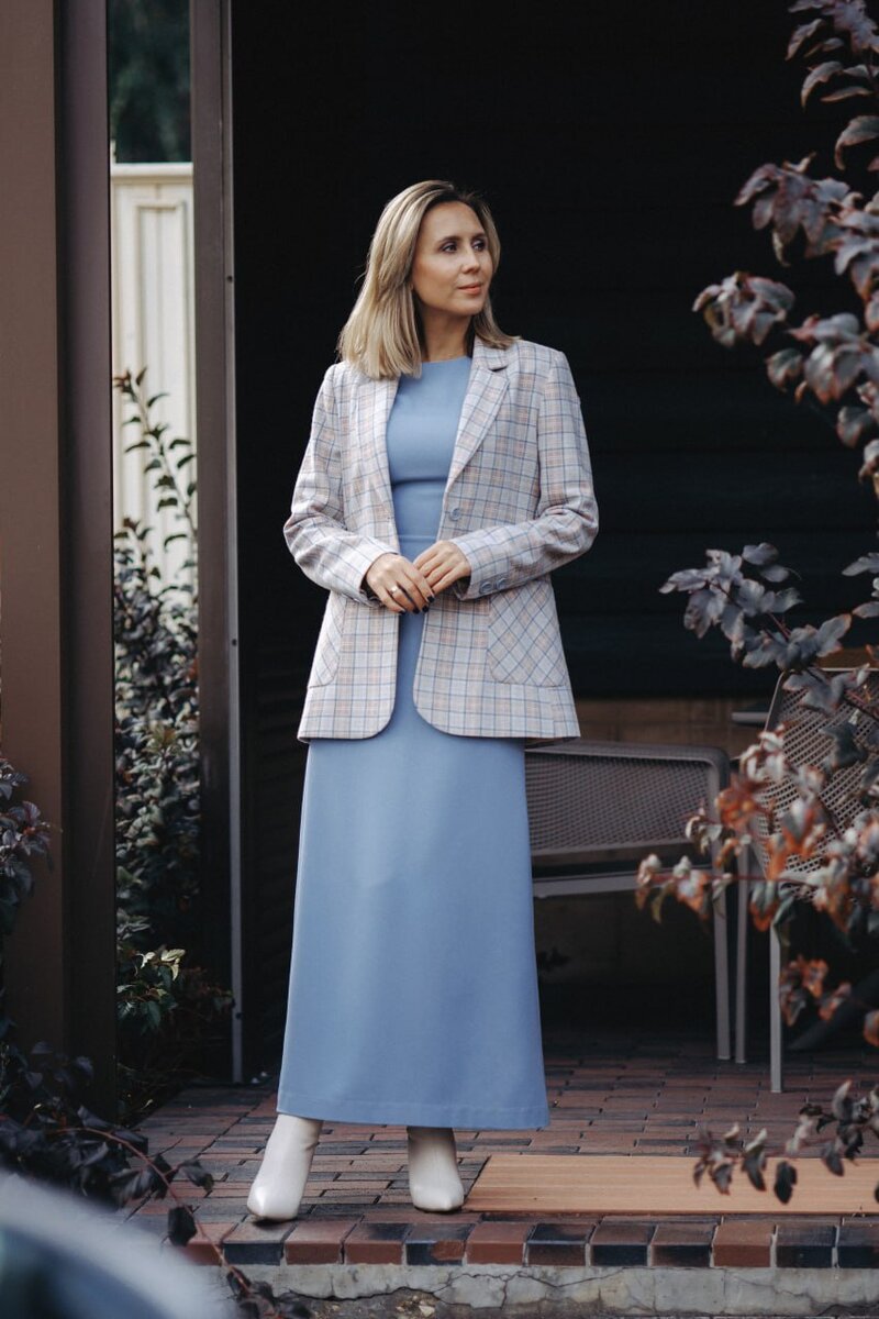 летняя женская одежда. вещи для девушек. девушка выбирает вещи. одежда для подростков. одежда для подростков.