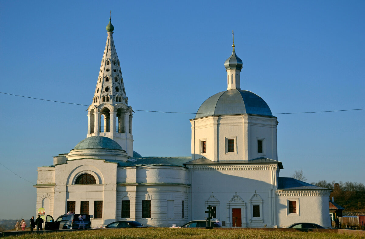 Вид на Троицкий собор с южной стороны.