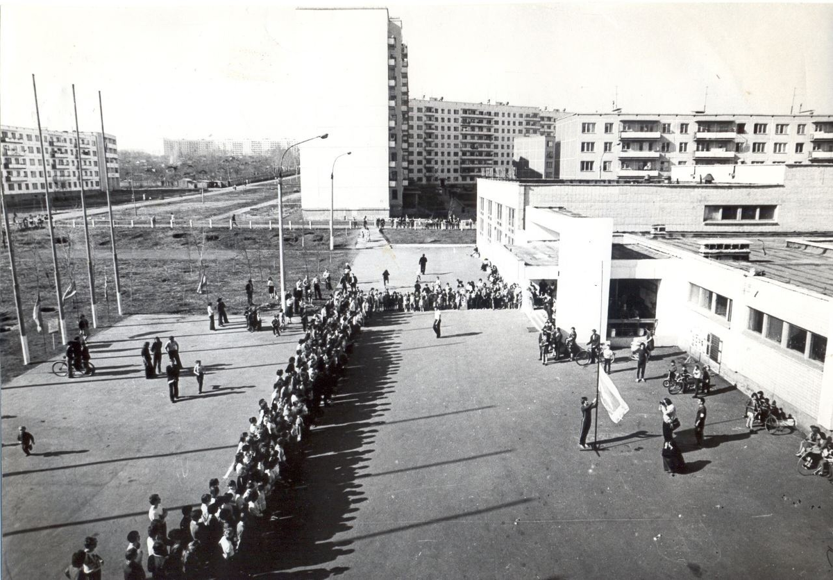 Торжественная линейка перед первым корпусом ЧелГУ (сейчас это учебный корпус №2)