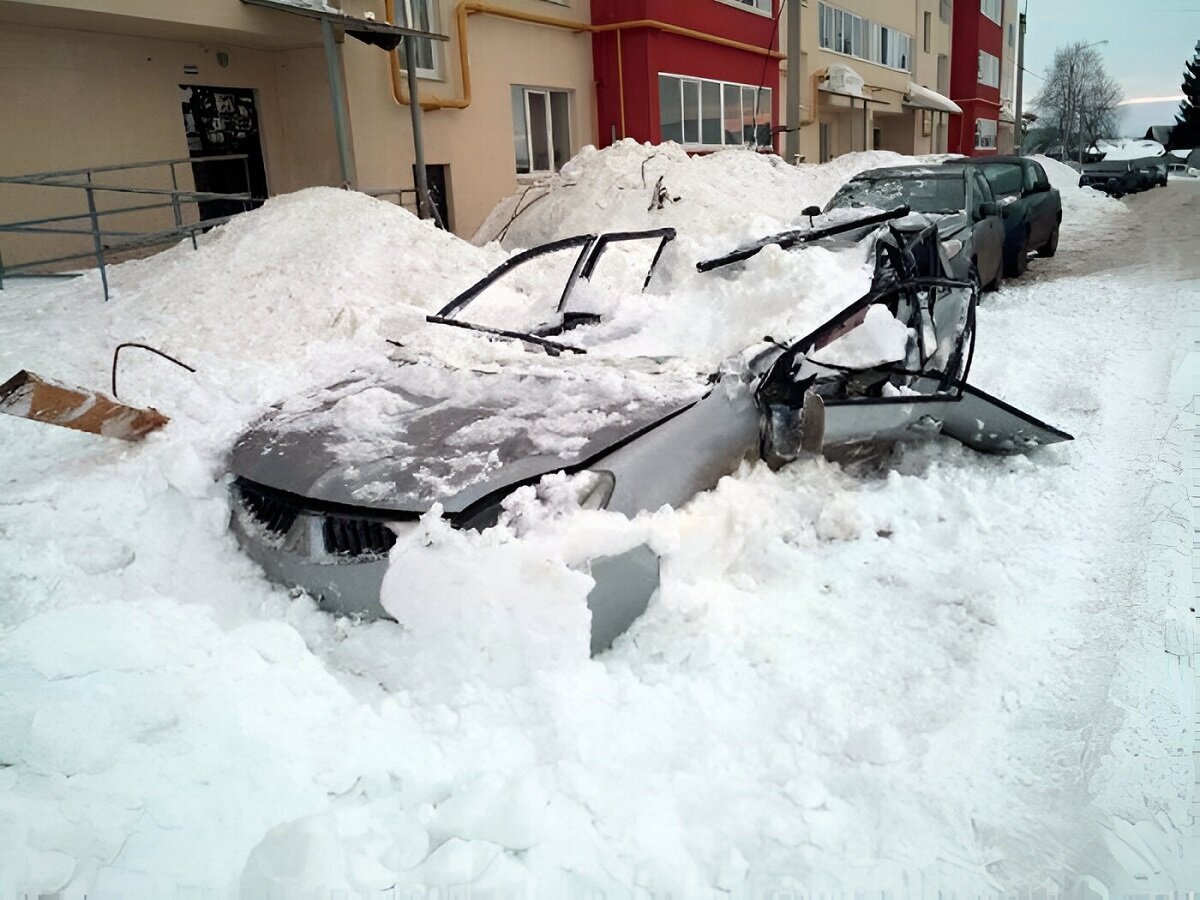 Снег сходит с пригорков веселыми. Машина в сугробе. Снег на крыше машины. Сход снега с крыши на автомобиль. Машина во льду.