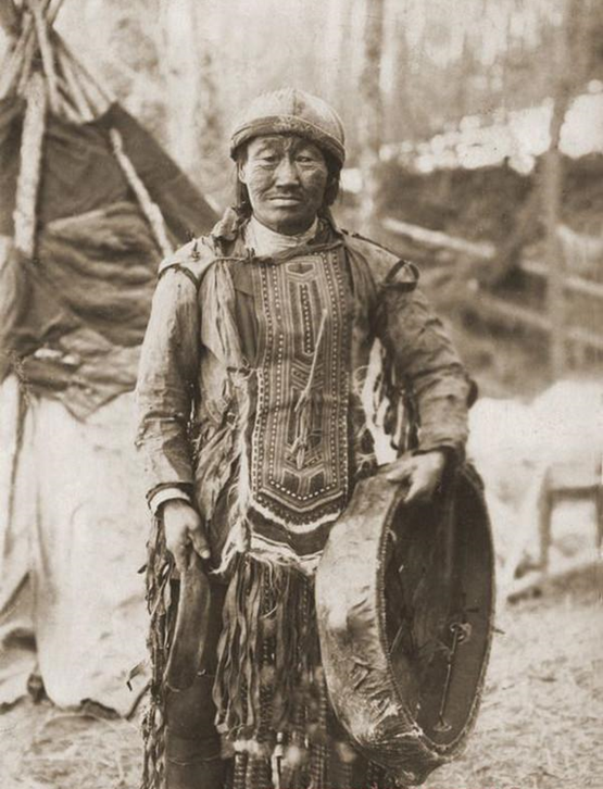 Тунгусский шаман Николай Камбагир. Начало ХХ в. Источник изображения: ngkm.bm.digital