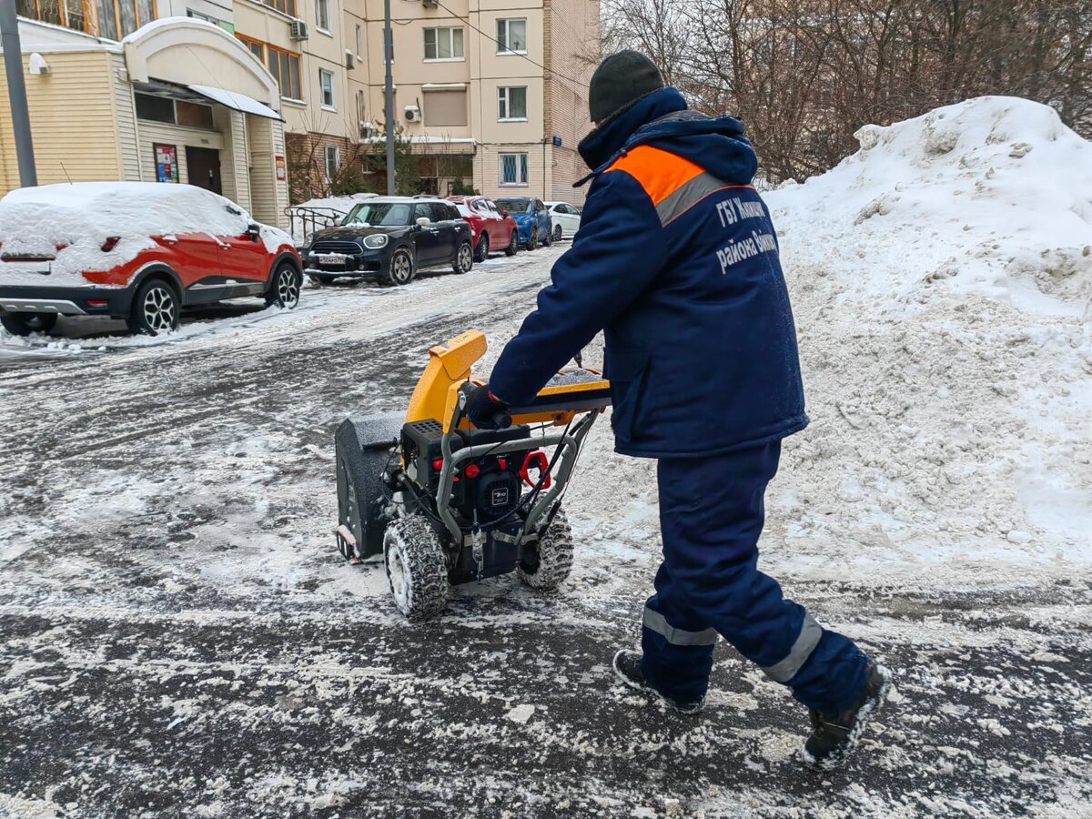 Убирают снег не только лопатой