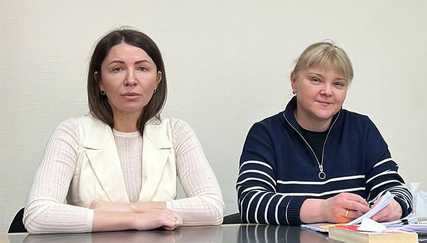    Елена Блиновская со своим адвокатом Натальей Сальниковой в зале суда. Фото: Пресс-служба Замоскворецкого суда / ТАСС