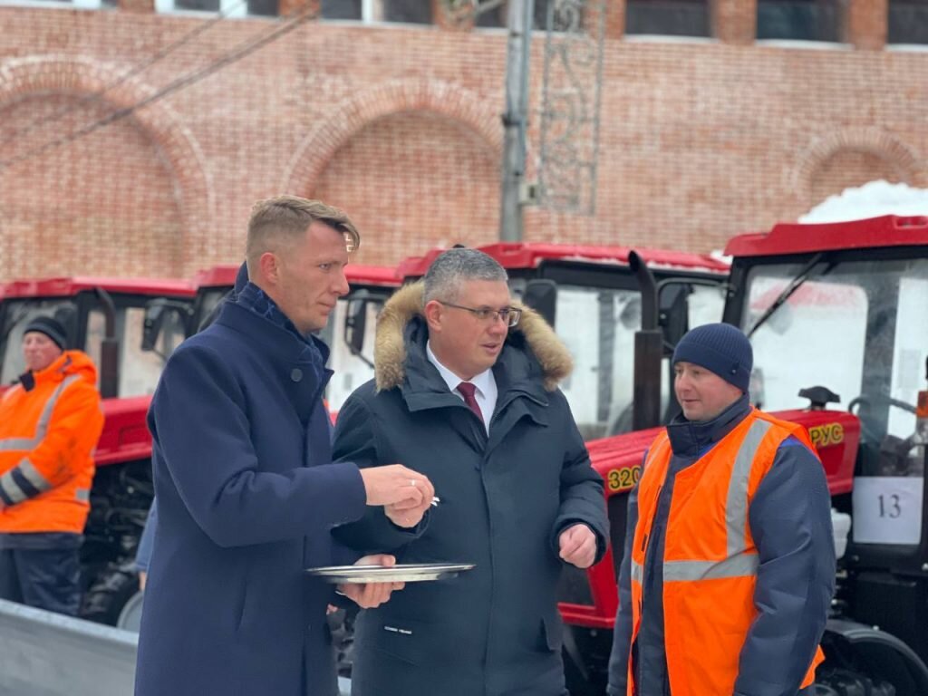 В Смоленске новая уборочная техника решит проблему расчистки тротуаров и  пешеходных дорожек | Информагентство О чем говорит Смоленск | Дзен