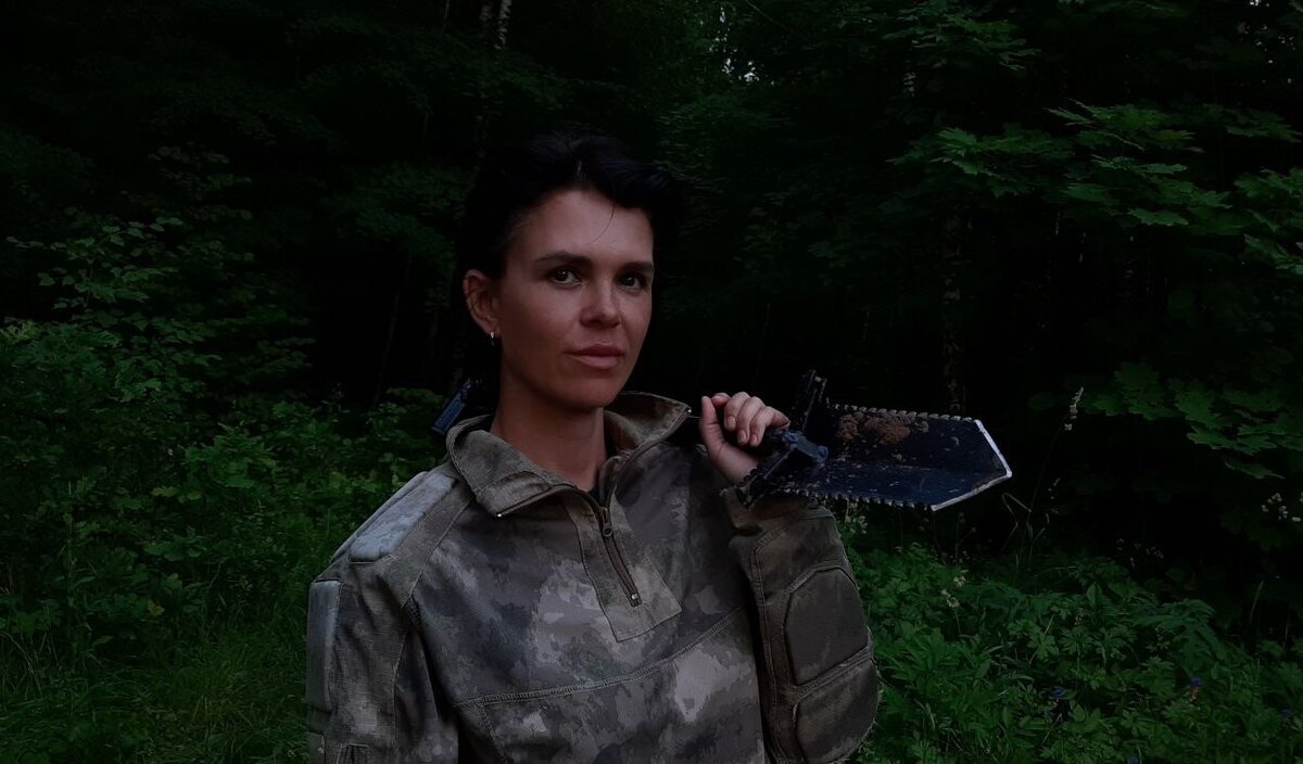 Остро наточенная лопата в сумерках в незнакомом месте придает уверенность