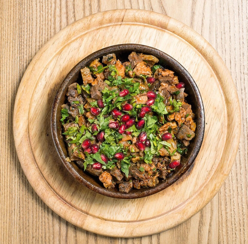 Кучмачи - это пряное блюдо из потрошков. Блюдо получается очень ароматным и вкусным. Воду по желанию можно заменить белым сухим вином. Попробуйте и вам обязательно понравится!