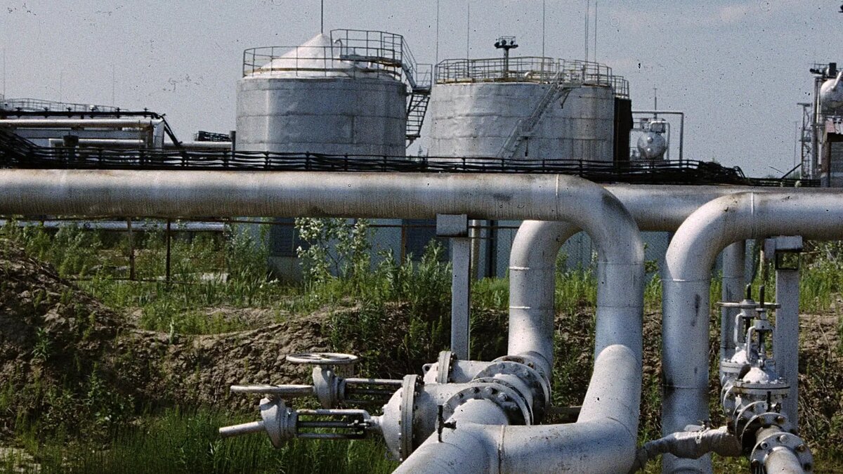     Азербайджан, снижая собственную добычу нефти, резко увеличил ее поставки из России в прошлом году