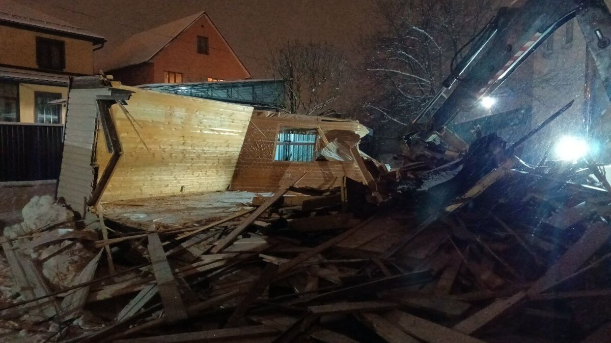 Демонтаж дачного дома. Демонтаж деревянного каркаса. Каркасно-щитовой дом старый. Демонтаж дачных домов. Демонтаж построек на даче.