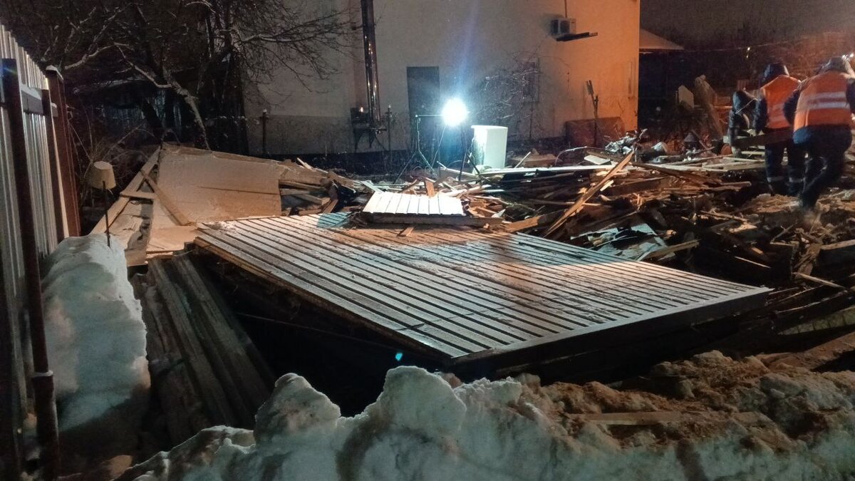 Демонтаж старых деревянных. Деревянный пол. Демонтаж старого деревянного пола. Демонтаж дачных домов. Демонтаж деревянного дома.