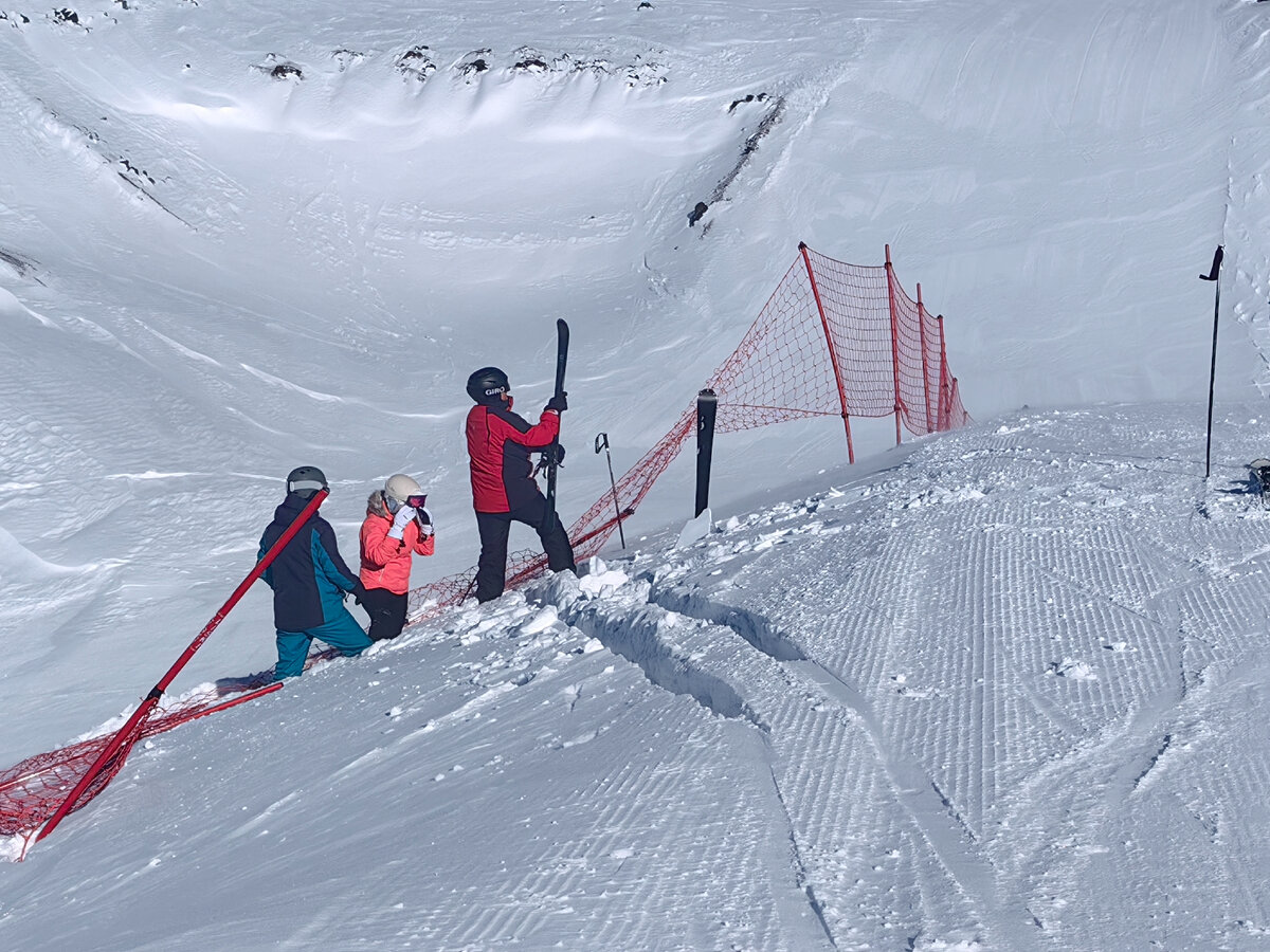 одежда для восхождения в горы. лыжный на эльбрусе. экипировка для эльбрус восхождения на эльбрус. эльбрус горнолыжный курорт пеший туризм. актив тур в горах.