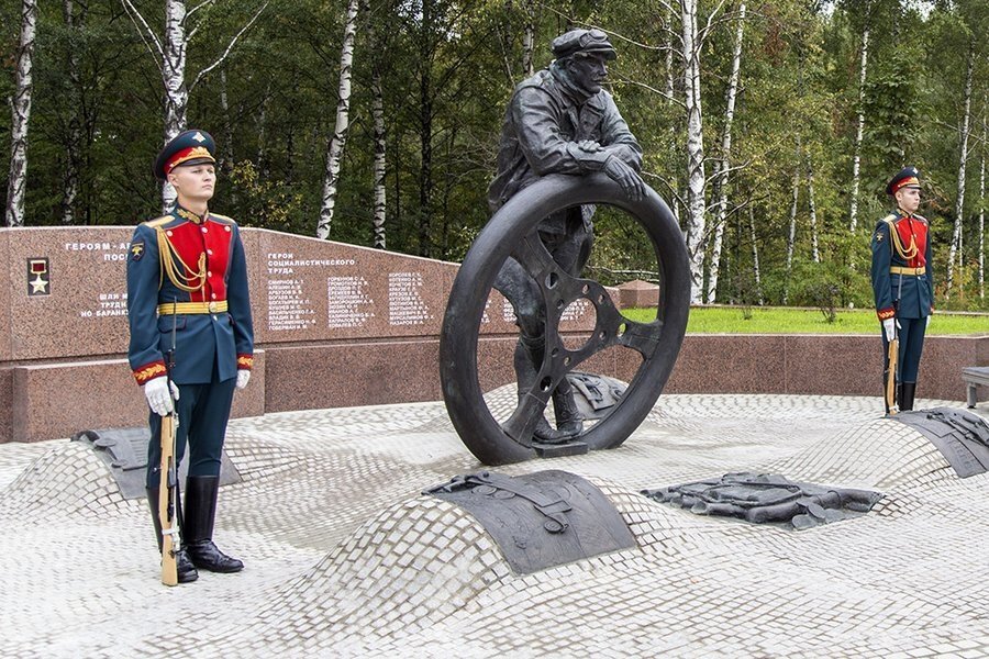В том же 2015 году в столице был открыт монумент, посвященный героям-автомобилистам. Его автором стал Александр Рукавишников. Памятник находится рядом со станцией метро «Тропарево». Композиция состоит из усатого шофера с развевающимся шарфом, который опирается на огромный руль, похожий, скорее, на баранку спортивного автомобиля. Рядом на земле расположено пять плит. Одна напоминает силуэт двигателя, а остальные, как гласит описание памятника, отражают отдельные этапы развития транспорта в нашей стране. «Шли мы дни и ночи, трудно было очень, но баранку не бросал шофер», — написано на гранитной плите позади шофера. Также на ней высечены имена героев Советского Союза и Социалистического труда. На отдельной табличке сообщается, что монумент сооружен на средства московского профсоюза работников автомобильного транспорта и дорожного хозяйства. Фото: «Мосгортранс»