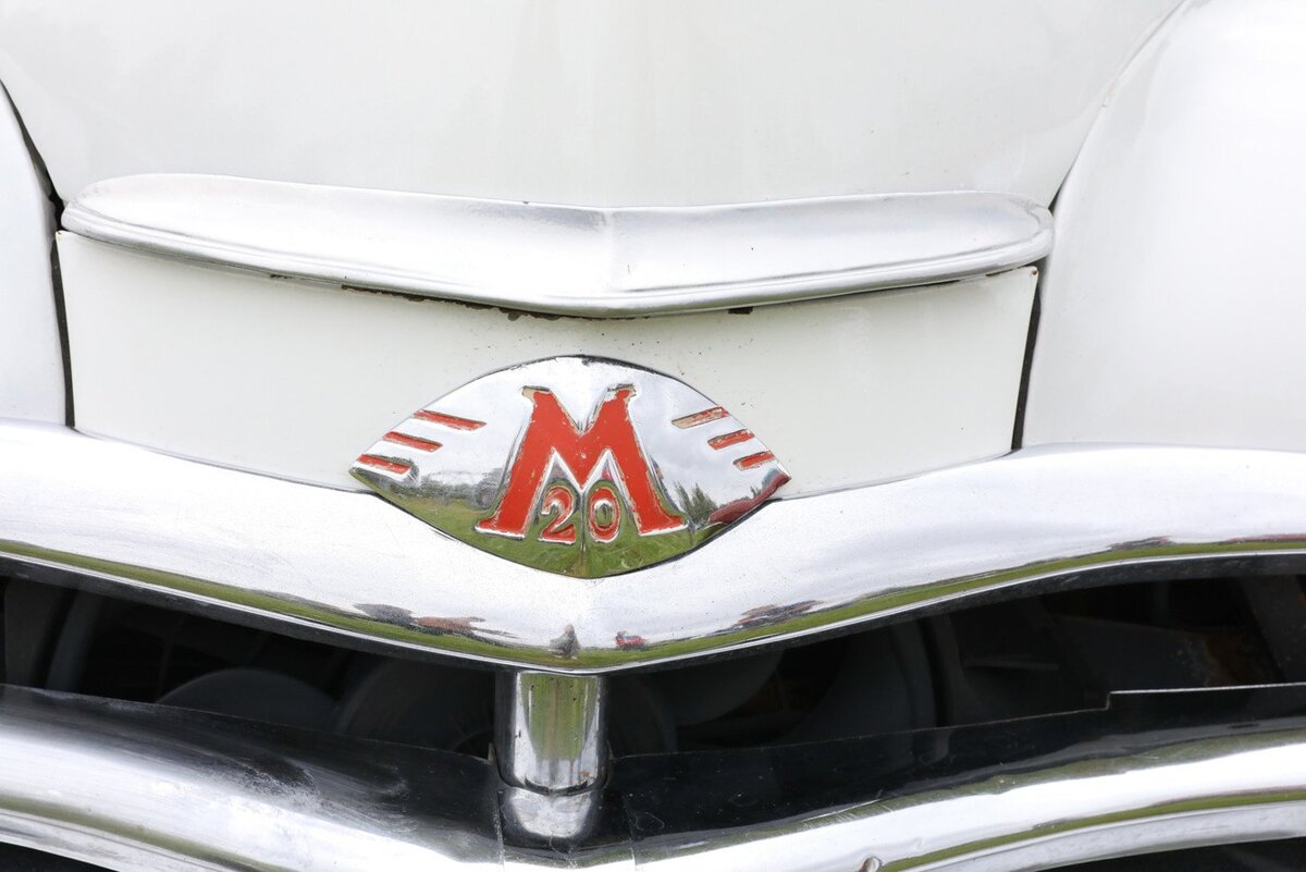 Только вдумайтесь, с момента начала производства этой модели в 1946 году прошло уже больше 70 лет! Немудрено, что хорошо сохранившихся экземпляров становится все меньше и меньше. Благо, есть люди, которые делают все возможное, чтобы вдохнуть новую жизнь в истерзанные временем машины.