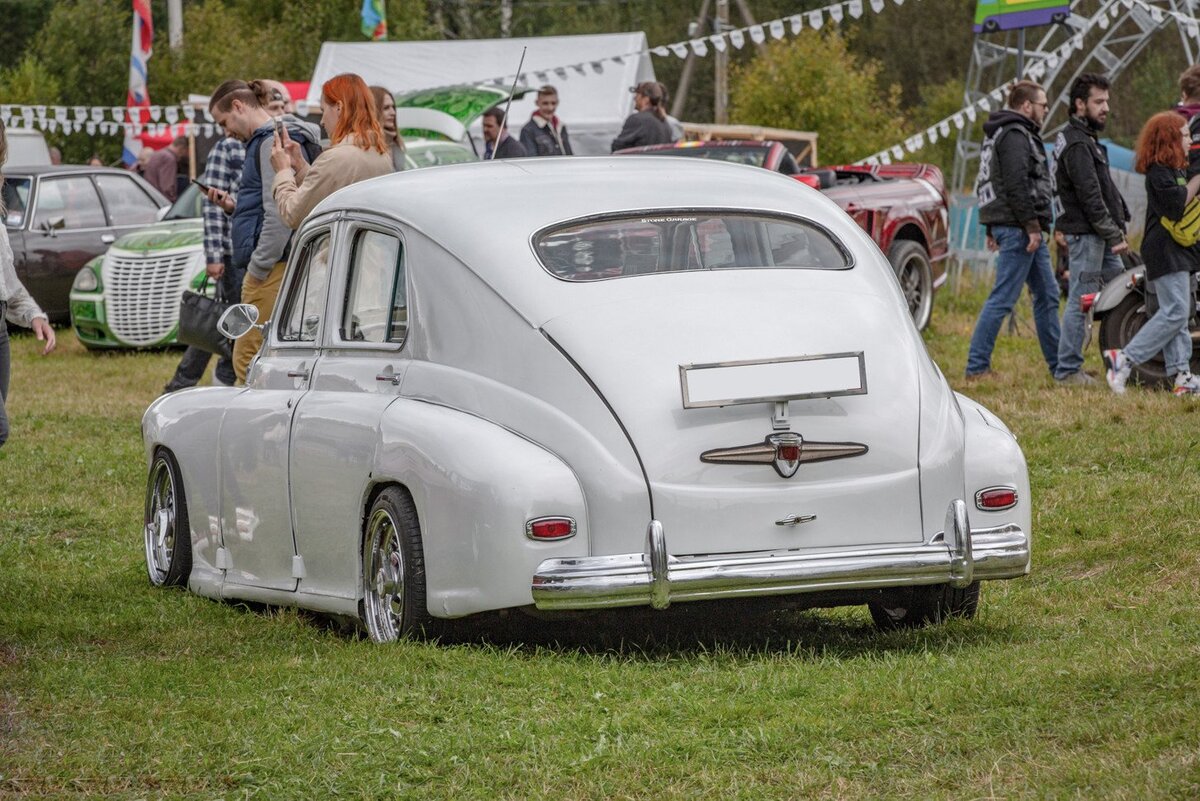 Владелец автомобиля как раз из таких людей. Вместе со своим отцом он, в мастерской «Stone Garage», занимается восстановлением «Побед» — как до сияющего заводского состояния, так и с добавлением современных элементов. Результаты их работ настолько круты, что с предложениями о покупке обращаются даже клиенты из Европы.