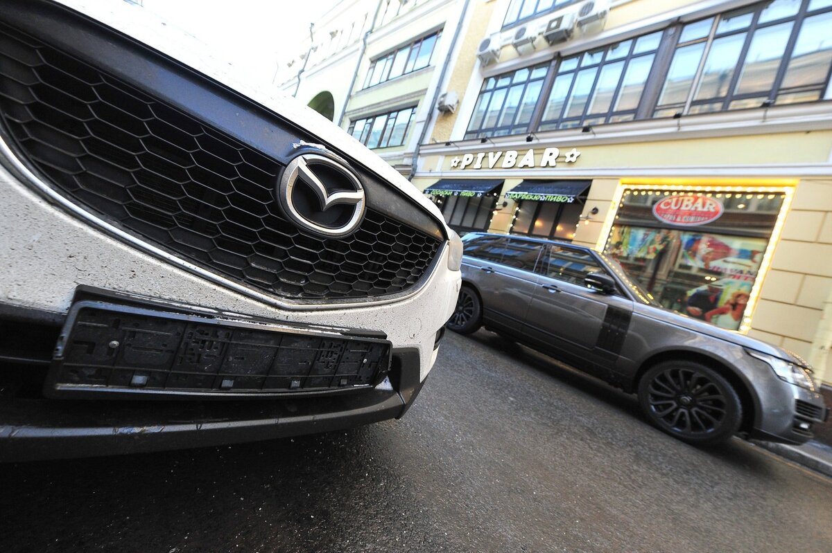 можно ли ездить на автомобиле без номеров. машина без номеров. номера гаишников на машине. грязные номера на машине. машина без номеров.