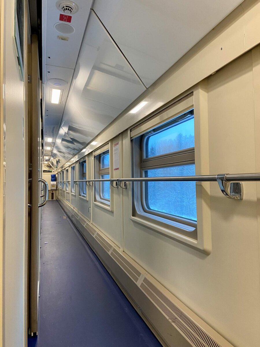 2х этажный поезд ржд св. двухэтажный фирменный поезд ржд внутри. поезд 104в адлер москва двухэтажный. двухэтажный вагон 2022. фирменный поезд карелия двухэтажный.