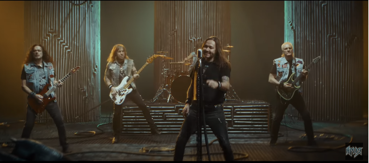 скриншот из клипа 