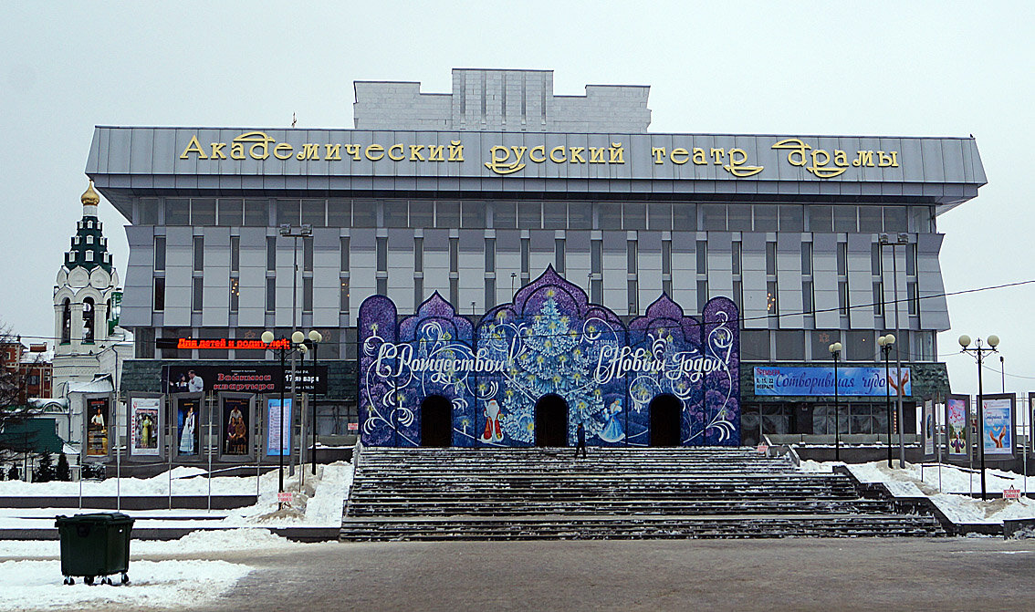 Русский Театр драмы украшен новогодними узорами