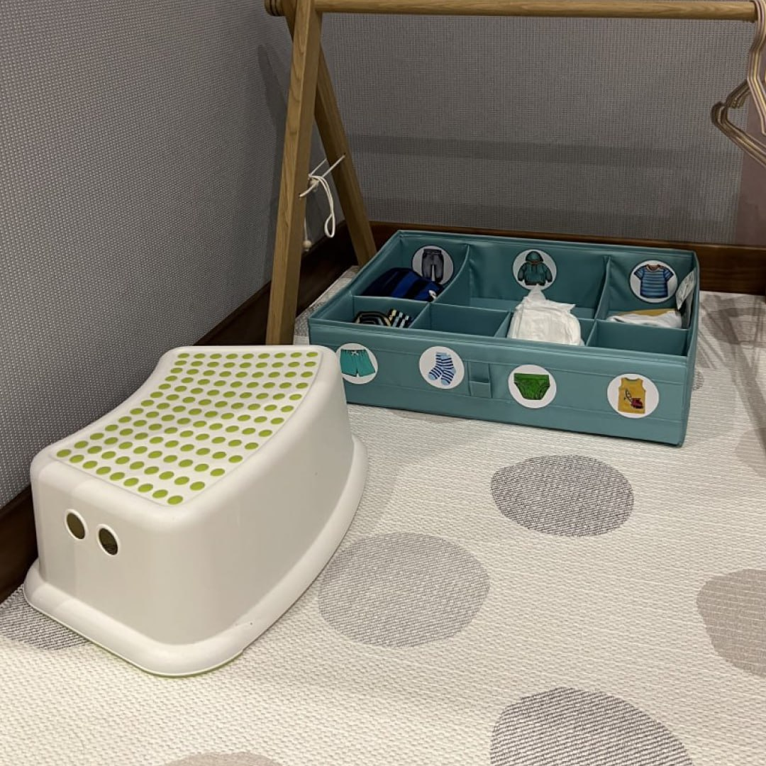 Пример первой зоны для самостоятельного одевания ребёнка