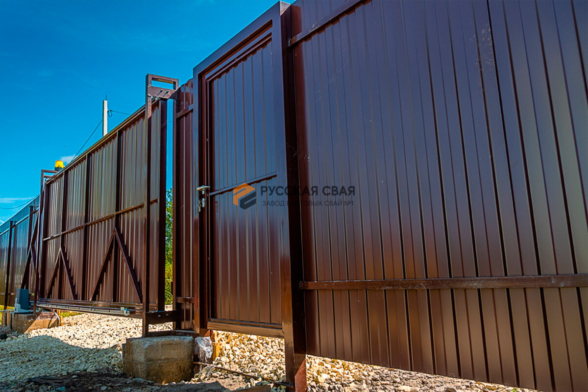 варианты дешевого забора. высота забора между соседями. красивый деревянный забор. красивый забор между соседями. крепление штакетника.