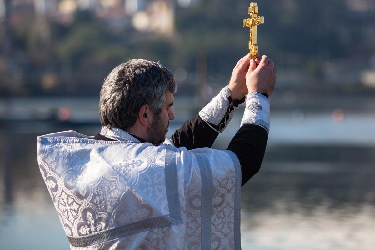 Купание в проруби на крещение 2023. Купаются в крещение какого числа проруби 2024. Крещенское купание в проруби. Иордань купель крещение. Купание в купели.