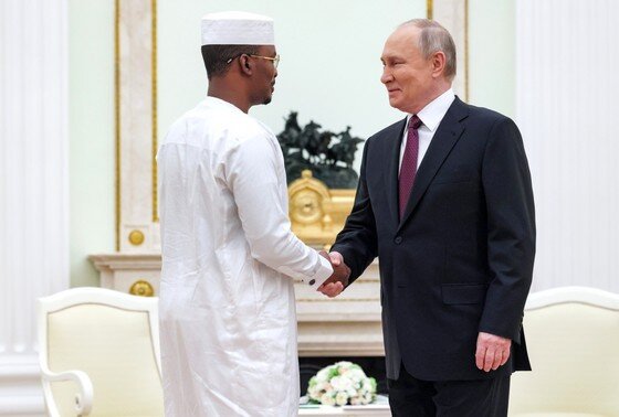    Президент РФ Владимир Путин с президентом переходного периода Республики Чад Махаматом Идрисом Деби