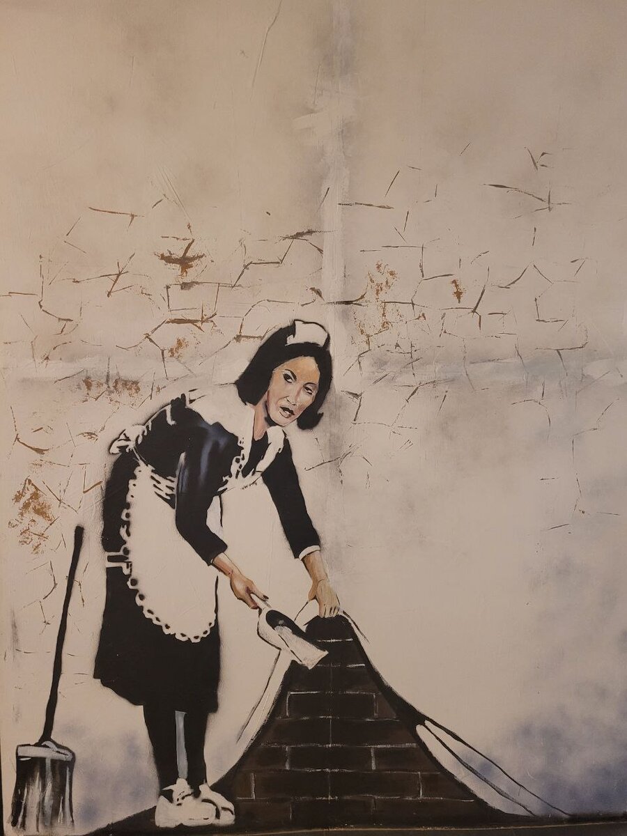 Раздельный кошелек в семье. Кошелек сувенир. Кошелек с деньгами. Советы для нового кошелька. Кладет деньги на стол.