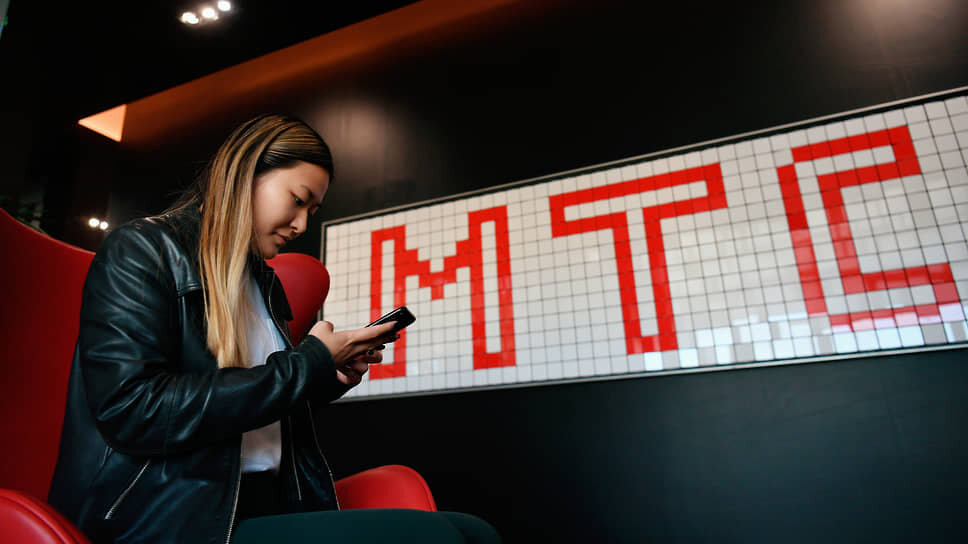 брошенная телефонная трубка. человек с телефонной трубкой в руке. кладет трубку телефона. телефон звонит. не положена трубка телефона.