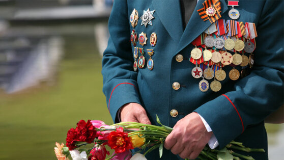 Ежемесячные пособия в 2023. Какие документы нужны для получения ветерана труда. Стаж для звания ветеран труда. Льготы ветеранам труда федерального. Сумма выплат ветеранов боевых действий за 2022 год.